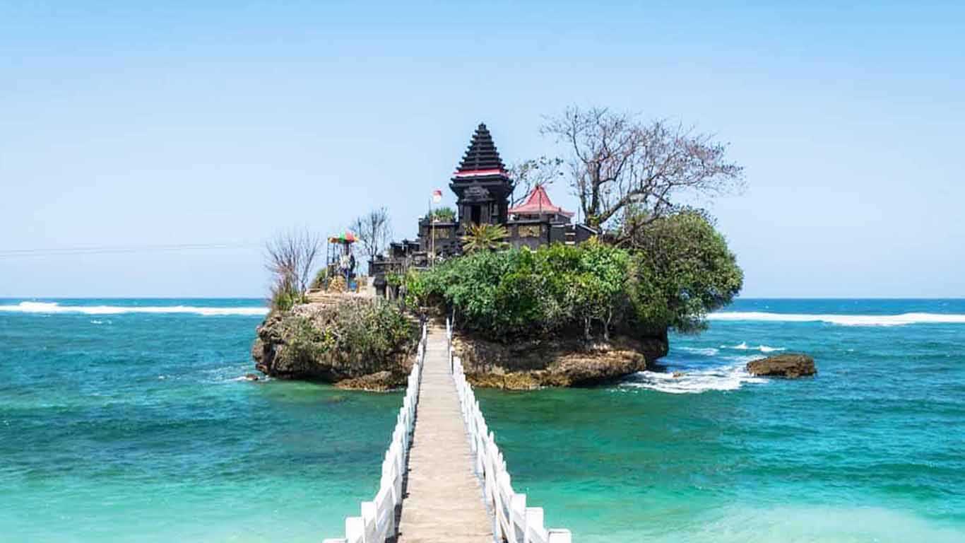 Pantai-Balekambang